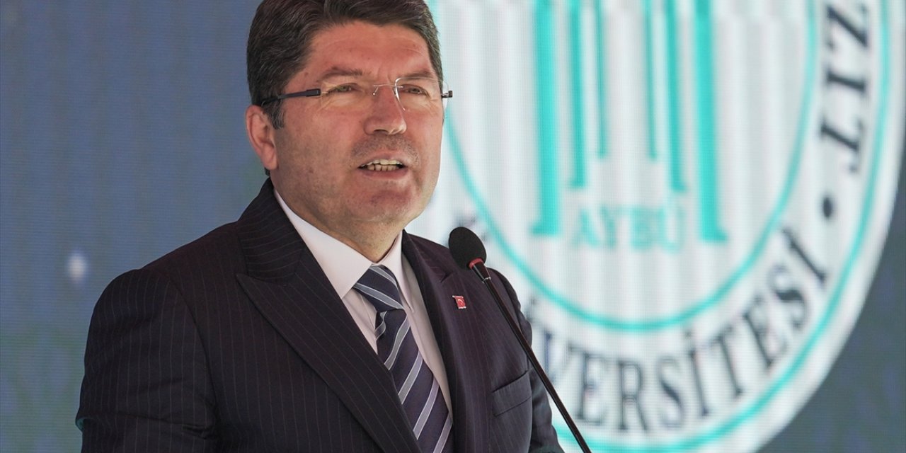 Adalet Bakanı Tunç, AYBÜ Hukuk Fakültesi mezuniyet töreninde konuştu: