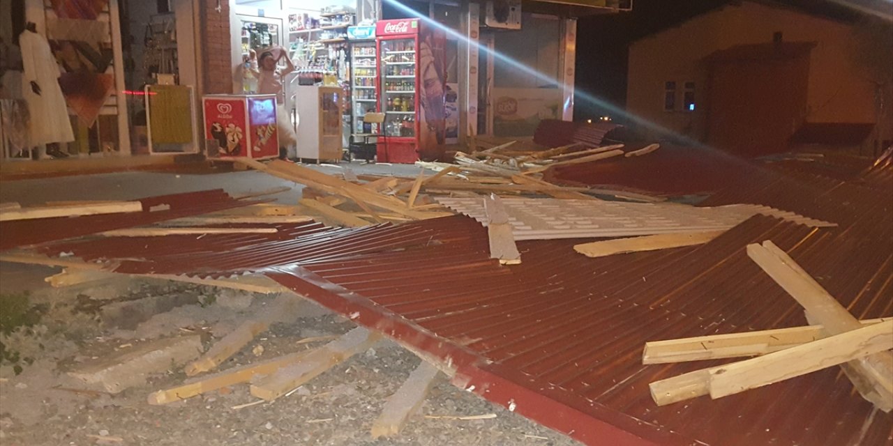 Bingöl'de şiddetli rüzgar binanın çatısını uçurdu
