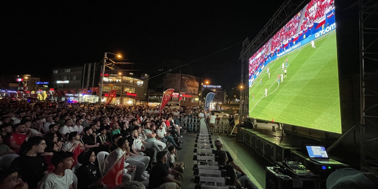 Çekya-Türkiye maçı, Bursa, Balıkesir, Eskişehir ve Bilecik'te dev ekranlardan izlendi