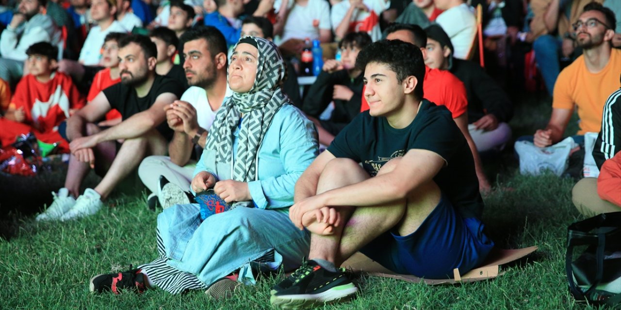 Kayseri'de Çekya-Türkiye maçı, kurulan dev ekrandan izlendi
