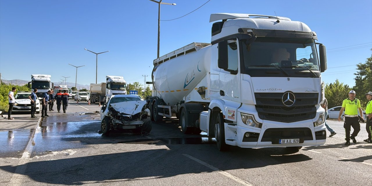 Sivas'ta tanker ile otomobilin çarpıştığı kazada 1'i ağır 2 kişi yaralandı