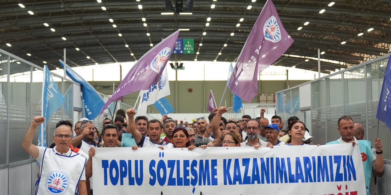 İzmir Büyükşehir Belediyesi memurları eylemlerini sürdürüyor