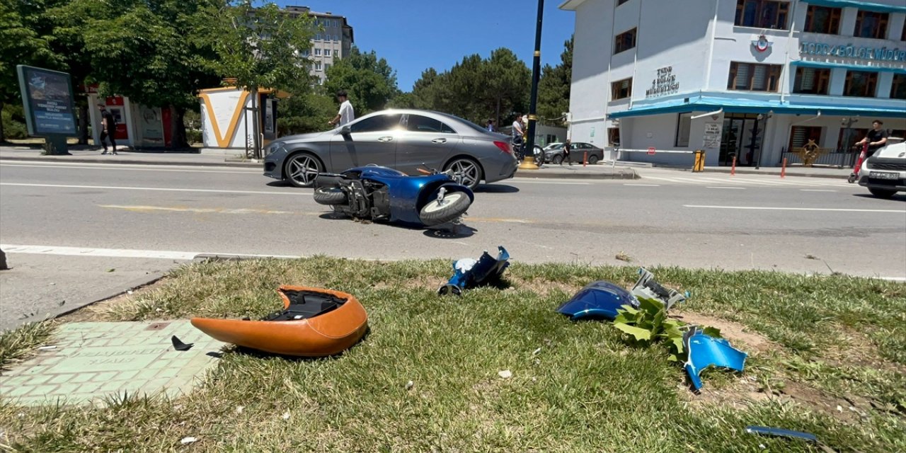 Sivas'ta aydınlatma direğine çarpan motosikletin sürücüsü öldü