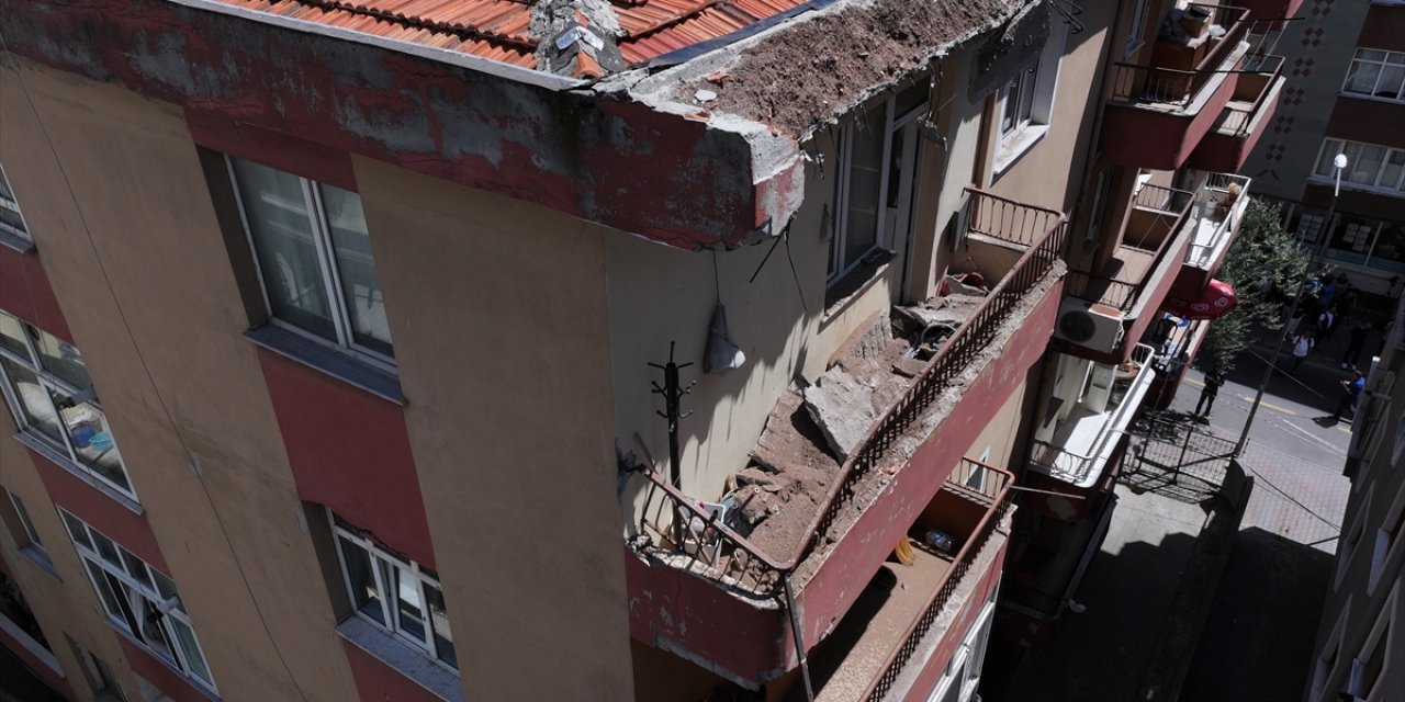 Bahçelievler'de 4 katlı binanın çatısında çökme