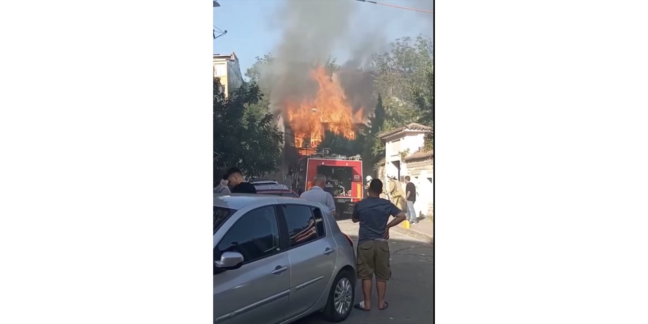Fatih'te ahşap binada çıkan yangın söndürüldü