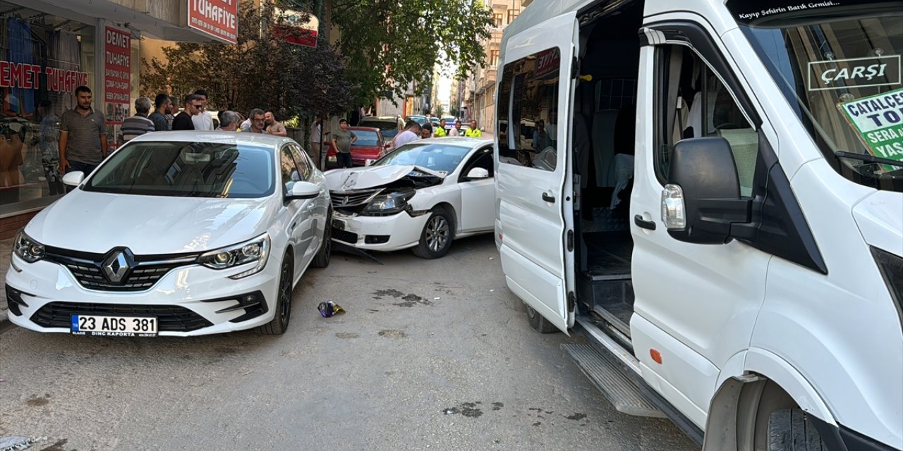 Elazığ'da minibüs ve otomobilin çarpıştığı kazada 7 kişi yaralandı