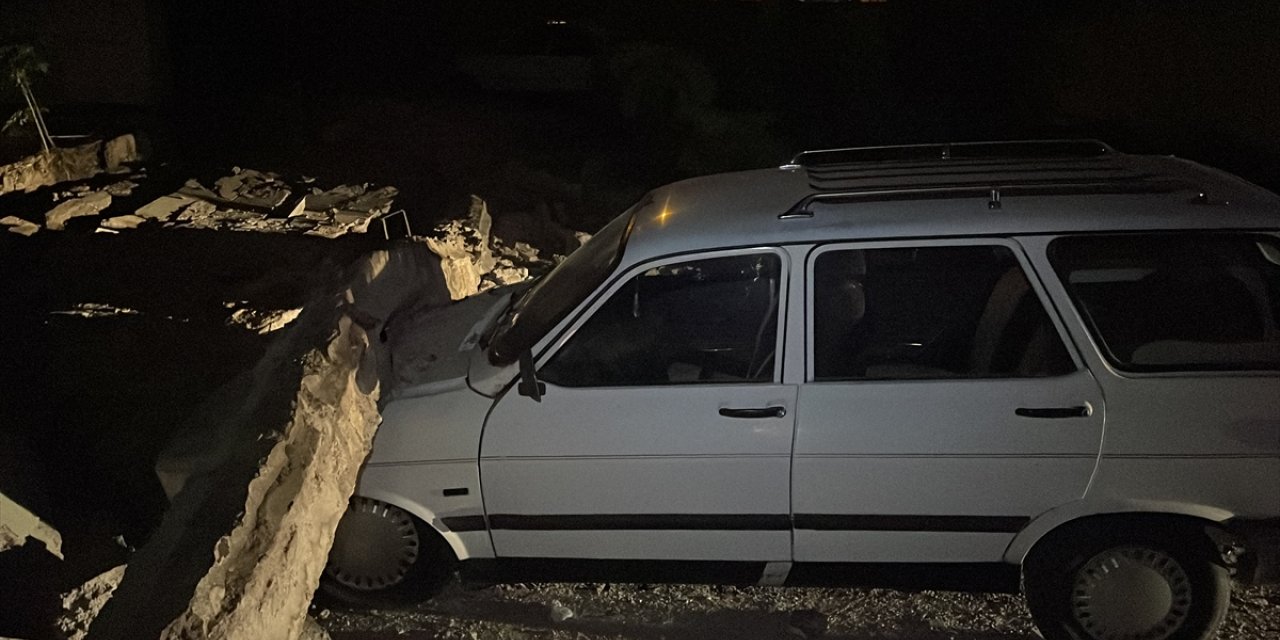 Kayseri'de 3 araç çöken bahçe duvarının altında kaldı