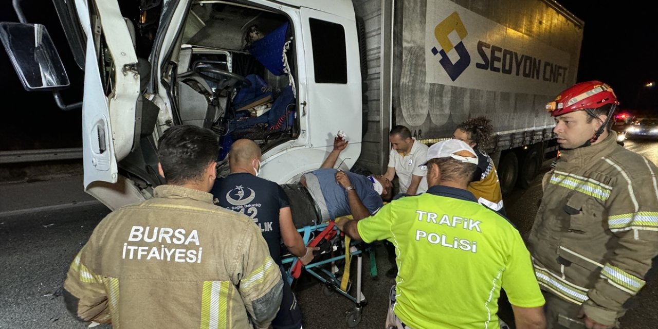 İstanbul-İzmir Otoyolu'nda tırla çarpışan kamyonun sürücüsü aracında sıkıştı