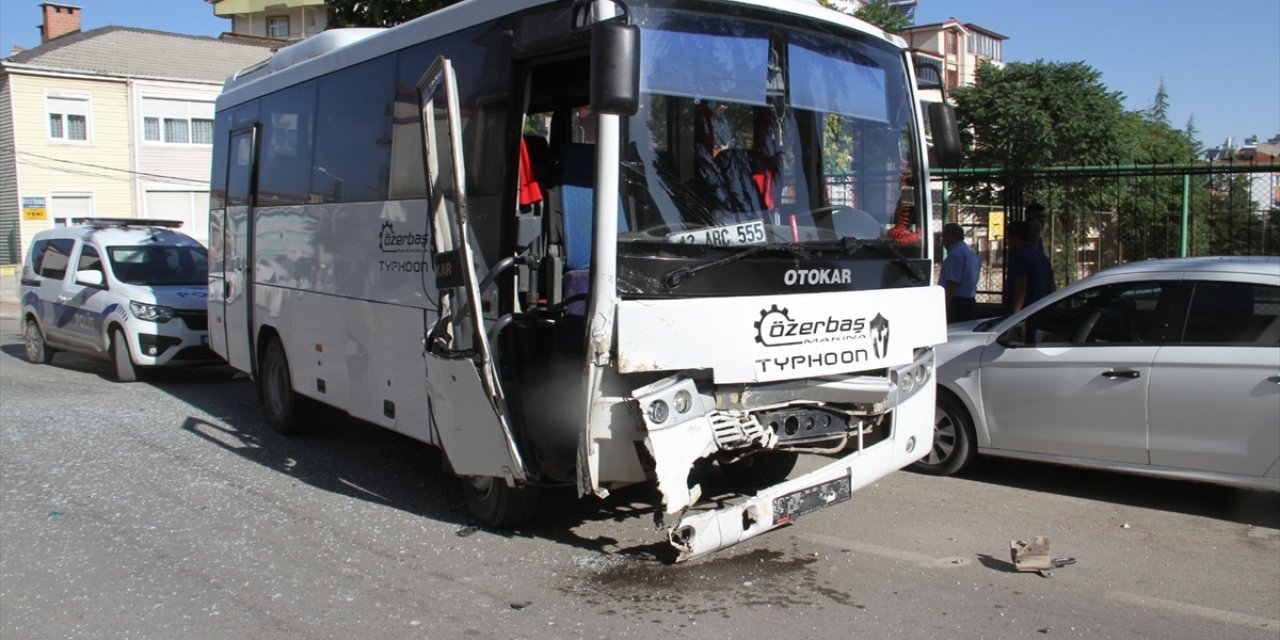 Konya'da işçi servisi ile otomobil çarpıştı, 5 kişi yaralandı