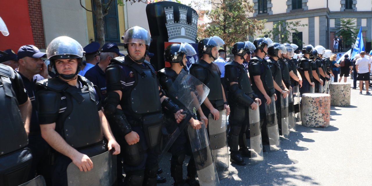 Arnavutluk'ta Belediye Başkanı Veliaj'ın istifasının istendiği protestolar sürüyor
