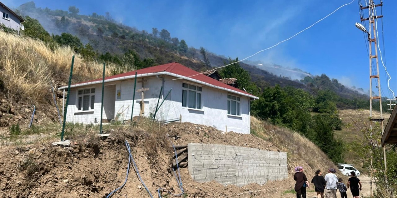 Kastamonu'da ormanlık alanda çıkan yangına müdahale ediliyor