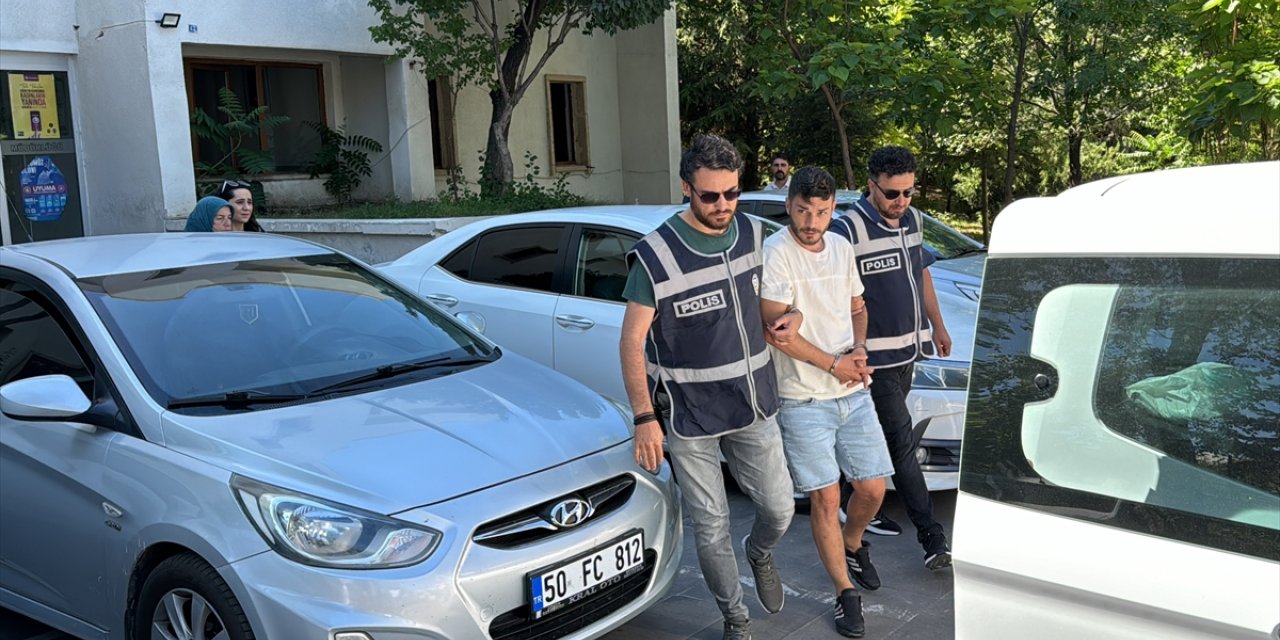 GÜNCELLEME - Nevşehir'de bazı daireleri birden fazla kişiye sattıkları öne sürülen oğul tutuklandı, annesi serbest
