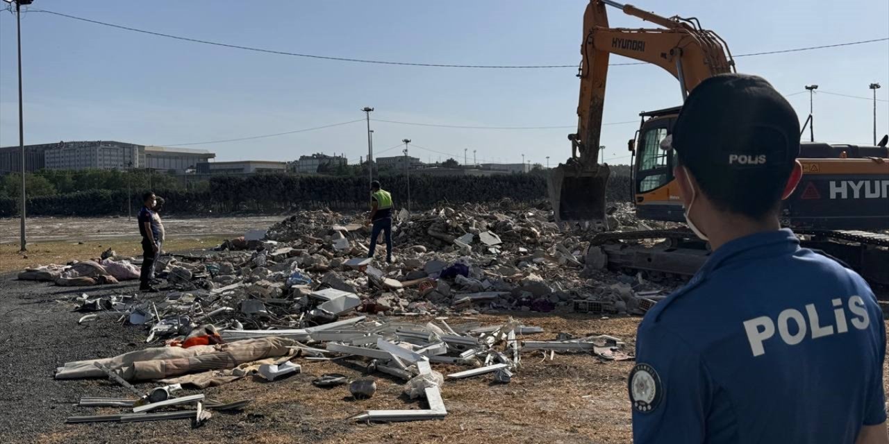 Bahçelievler'de kısmi çökme sonrası kontrollü yıkılan binanın enkazında kıymetli eşyalar ayrıştırılıyor