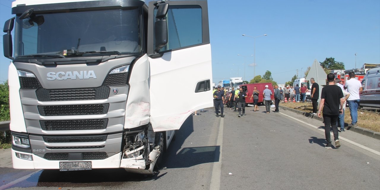 Samsun'da tır ile çarpışan minibüsün sürücüsü öldü, 2 çocuğu yaralandı