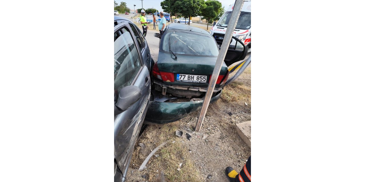 Çankırı'da iki otomobilin çarpıştığı kazada 8 kişi yaralandı