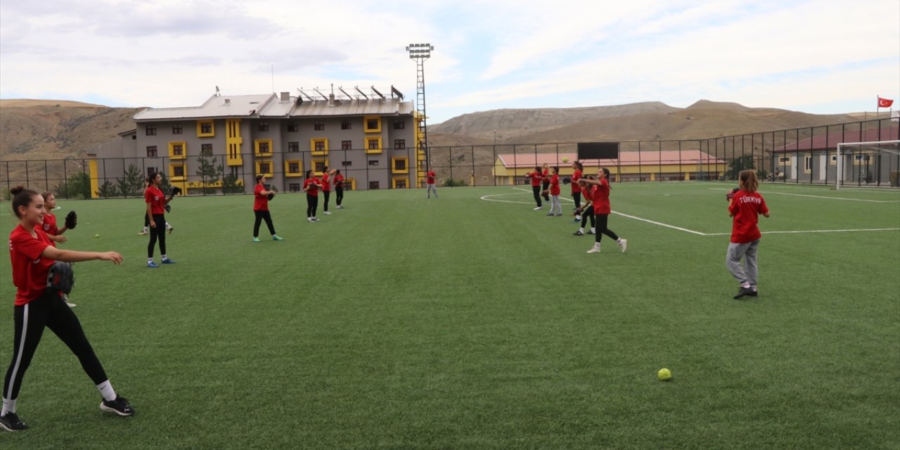 Çankırı'da Avrupa Şampiyonası'na hazırlanan 15 Yaş Altı Softbol Milli Takımı'nın kampı sona erdi