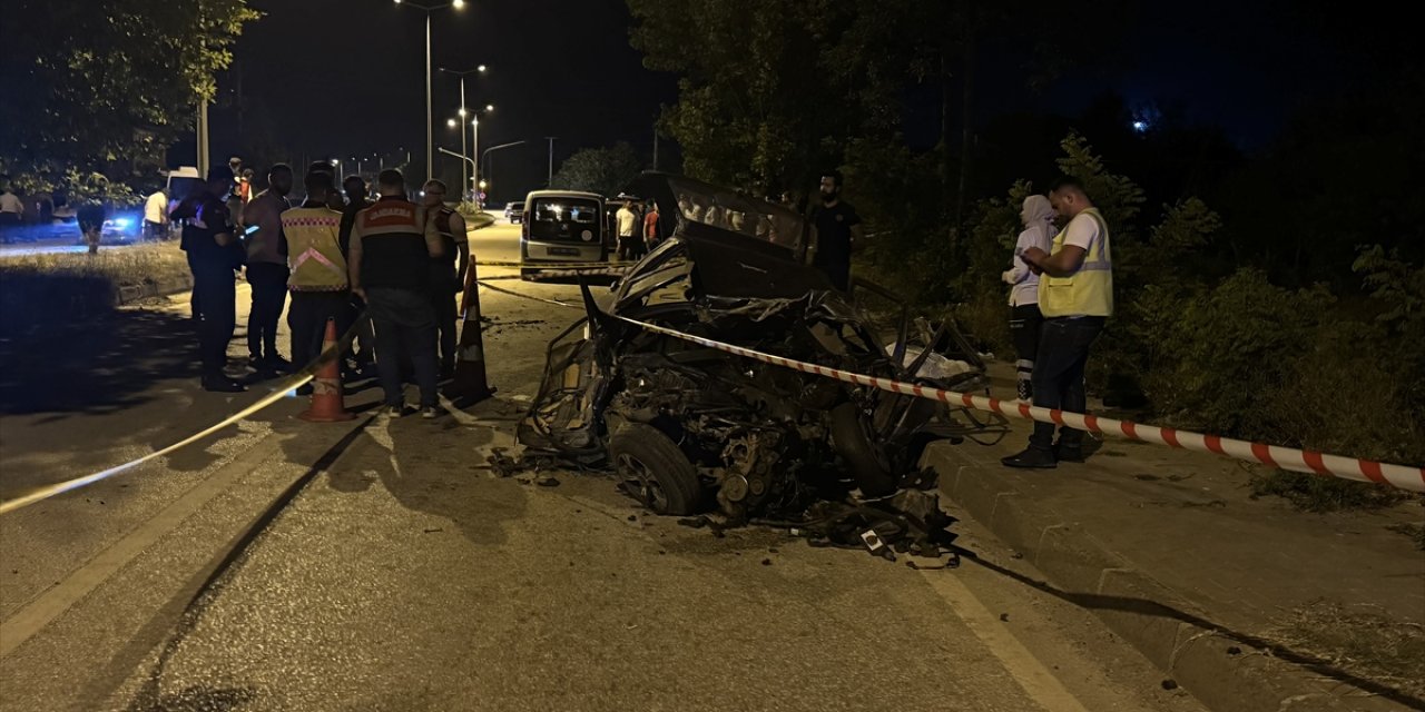Düzce'de beton mikseri ile çarpışan otomobilin sürücüsü öldü