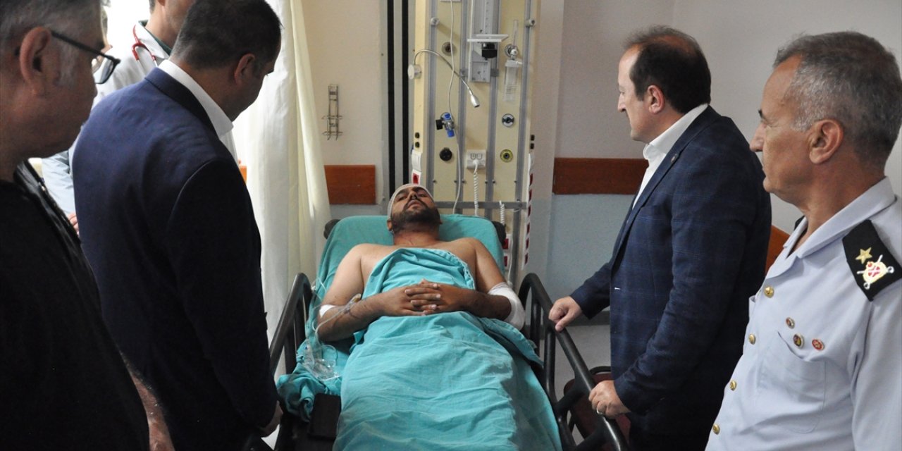 GÜNCELLEME 2 - Mersin'de 2 servis aracı ve otomobilin karıştığı kazada 2 kişi öldü, 35 kişi yaralandı