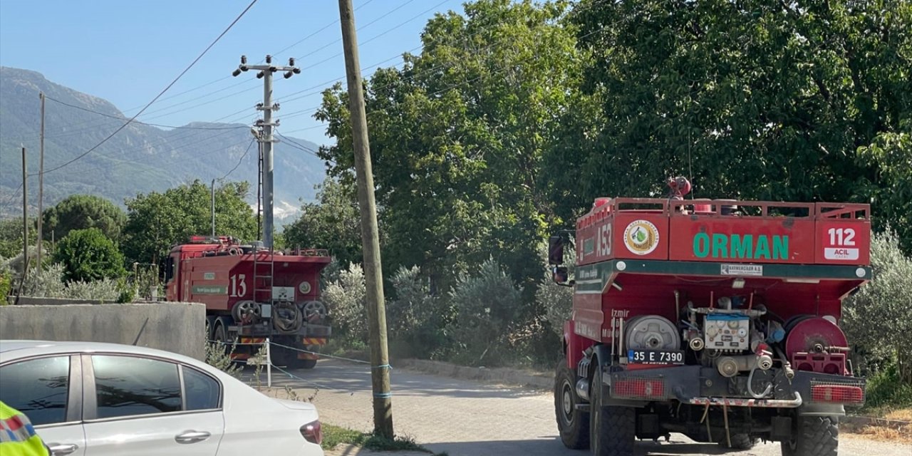 İzmir'in Tire ilçesinde ormanlık ve makilik alanda çıkan yangına müdahale ediliyor