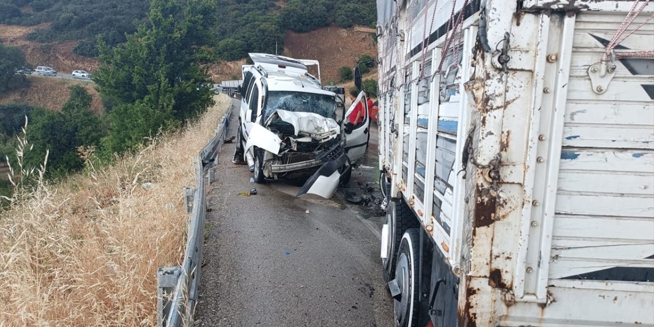 Isparta'da kamyonla hafif ticari aracın çarpışması sonucu 5 kişi yaralandı
