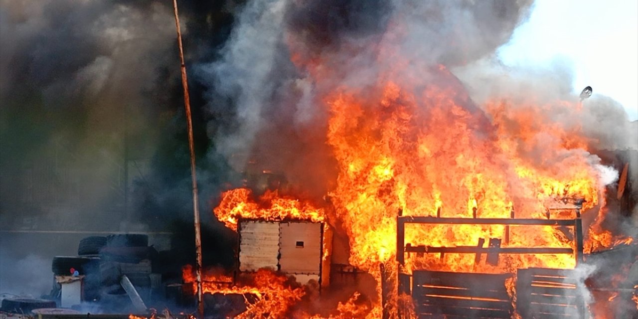 Yalova'da oto lastik dükkanı yandı