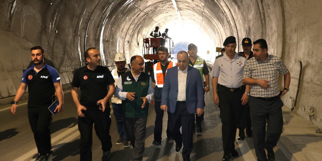Artvin Valisi Cengiz Ünsal, trafiğe kapatılan tünelde inceleme yaptı