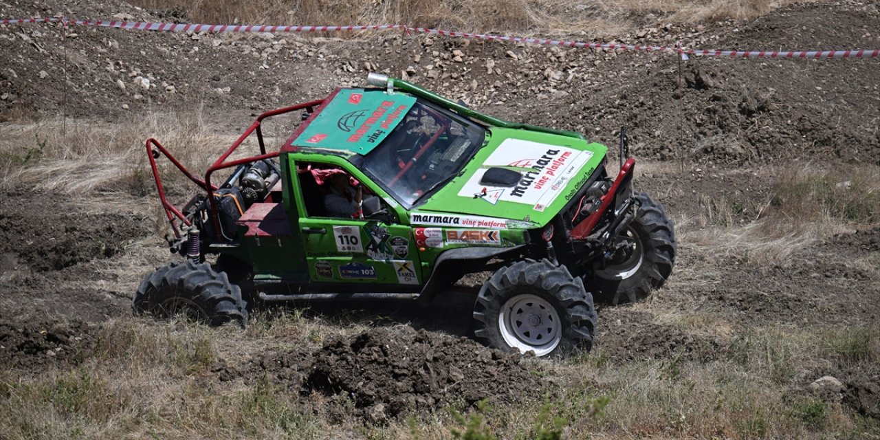 Hakkari'nin Çukurca ilçesindeki festivalde rafting ve off-road heyecanı yaşandı