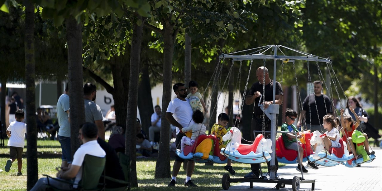 İstanbul'da vatandaşlar hafta sonu sahil ve parkları tercih etti