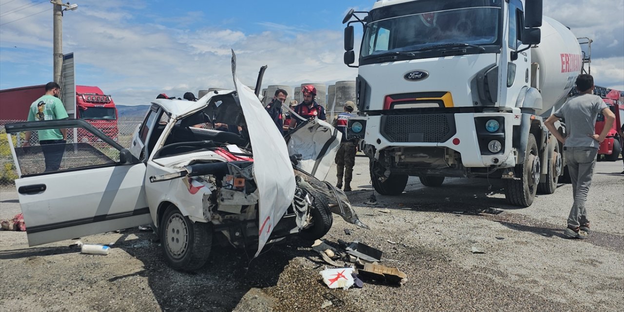 Erzincan'da beton mikseri ile çarpışan otomobildeki 3 kişi ağır yaralandı
