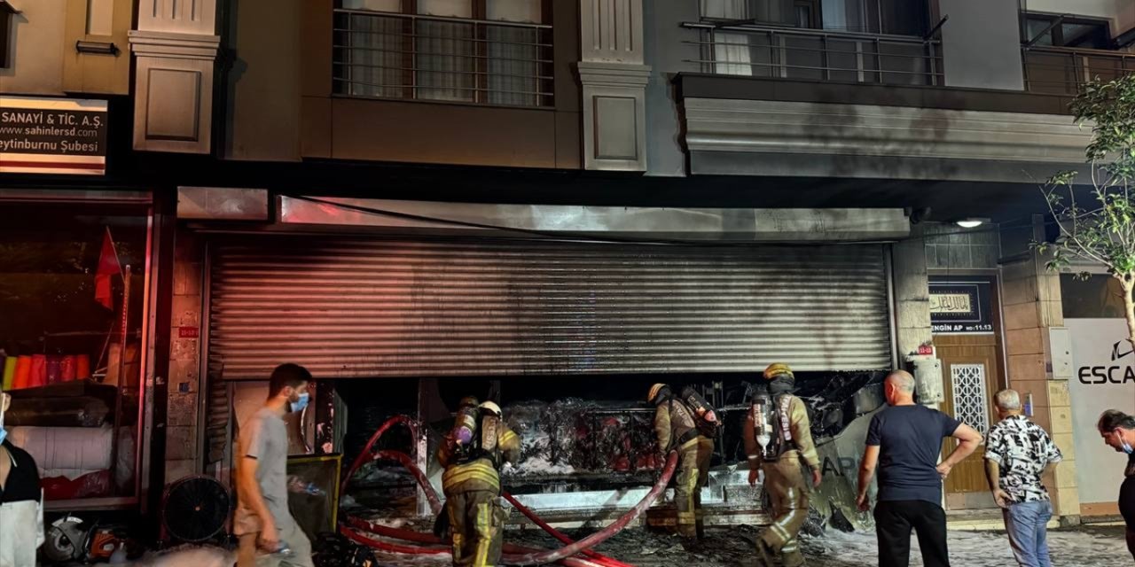 İstanbul’da çanta imalathanesinde çıkan yangın söndürüldü