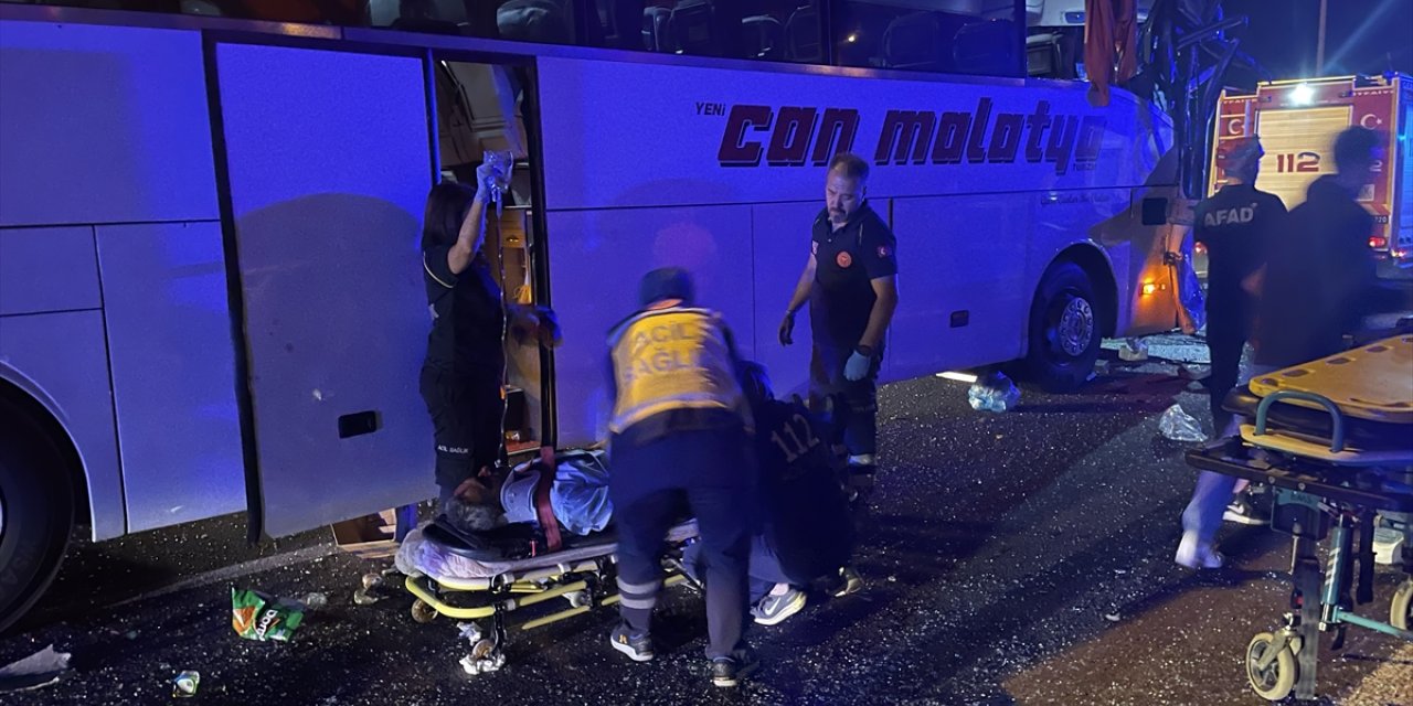 GÜNCELLEME - Anadolu Otoyolu'nda iki yolcu otobüsü çarpıştı, 15 kişi yaralandı
