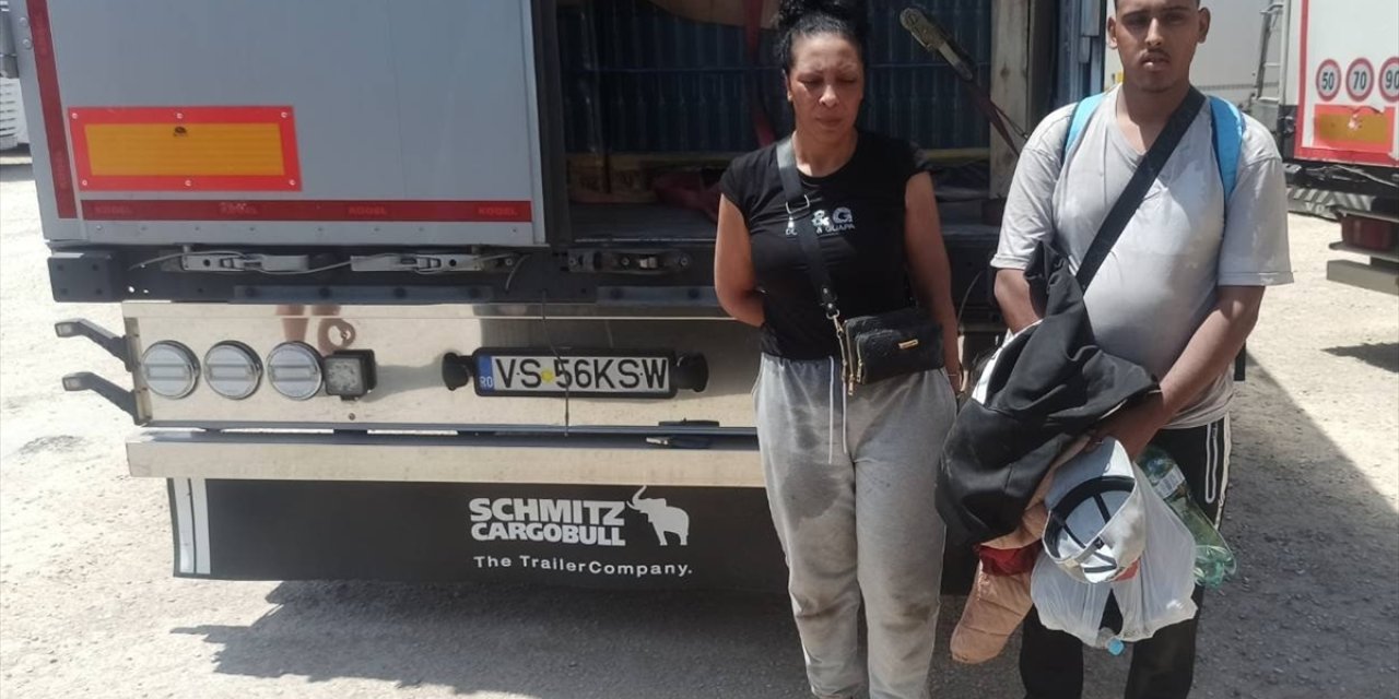 Edirne'de, Bulgaristan'a çıkış yapacak tırda 2 düzensiz göçmen yakalandı