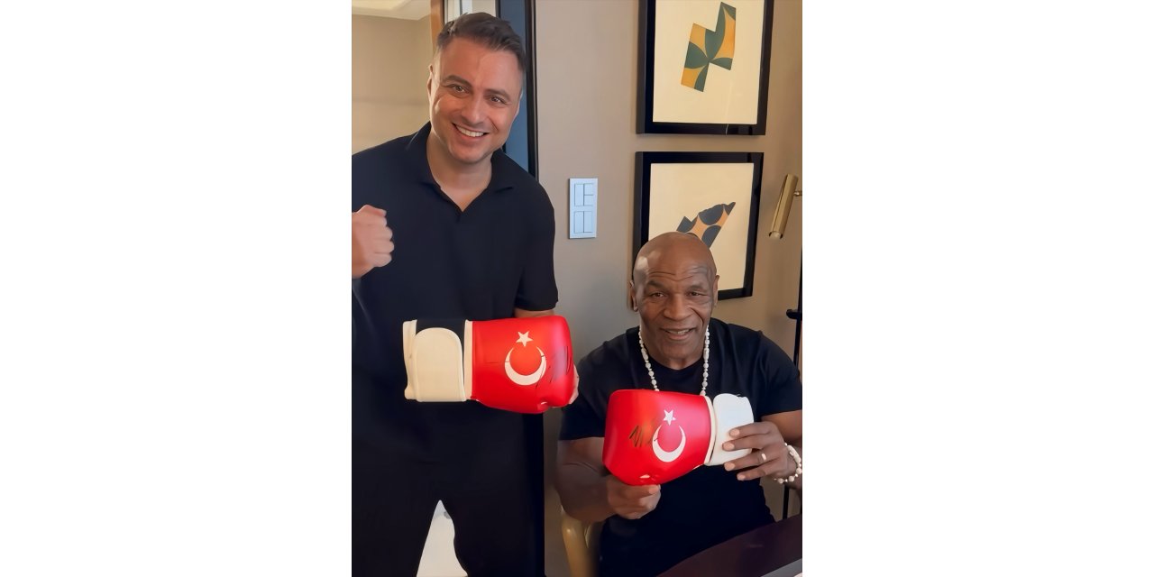 Mike Tyson, A Milli Futbol Takımı'na imzalı boks eldiveni göndererek başarı diledi