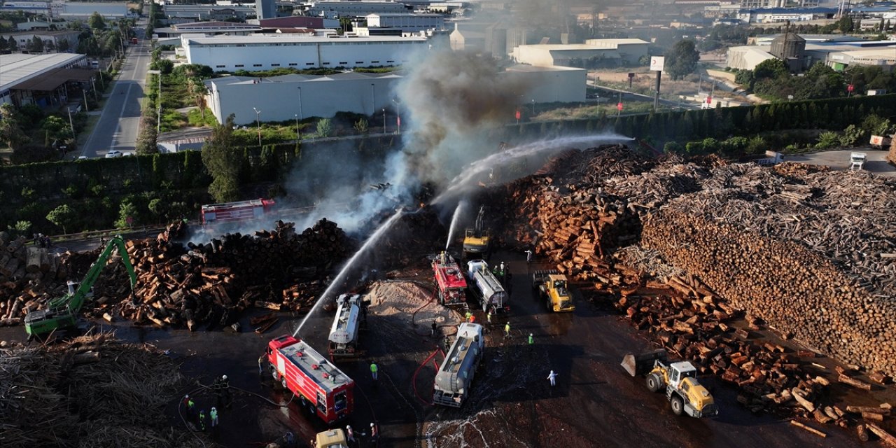 GÜNCELLEME - Adana'da ahşap panel fabrikasında çıkan yangın kontrol altına alındı