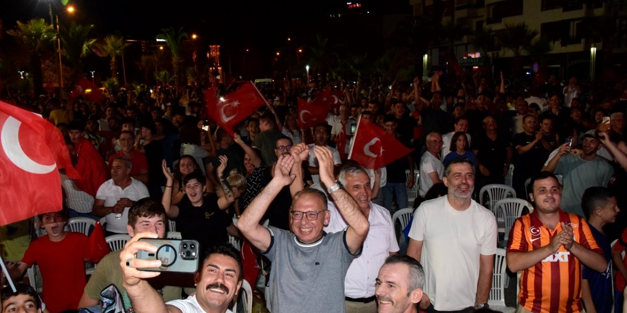 İzmir ve çevre illerde, A Milli Futbol Takımı'nın galibiyeti coşkuyla kutlandı