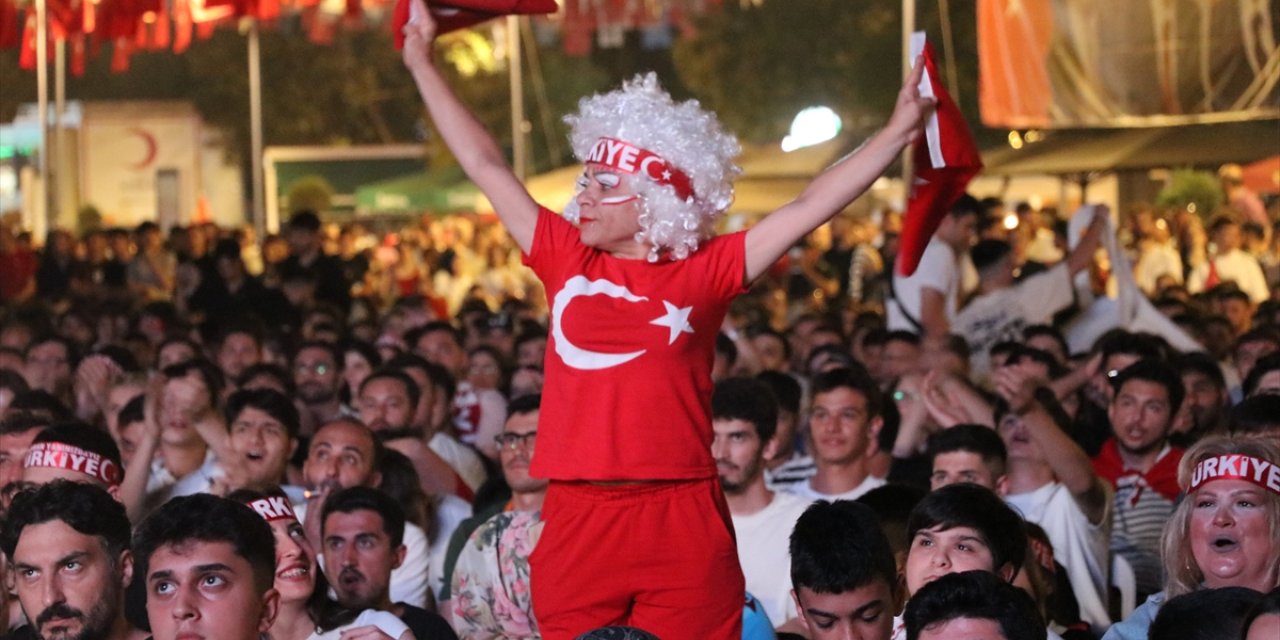 Türkiye-Avusturya maçı, Sakarya ve çevre illerde dev ekranlardan izlendi