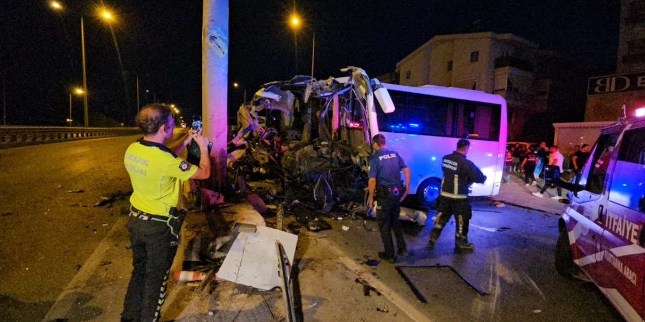 Antalya'da direğe çarpan tur midibüsündeki 15 kişi yaralandı