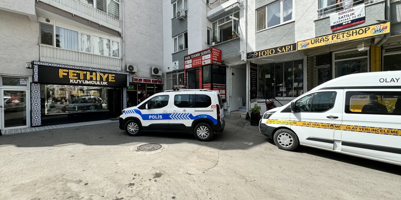 Bursa'da gasbettiği araçla kuyumcuyu soymaya çalışan zanlı yakalandı