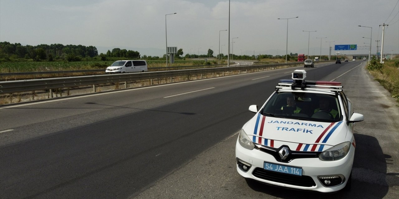 Sakarya trafik jandarması, hız ihlallerini yerli radar cihazıyla tespit ediyor