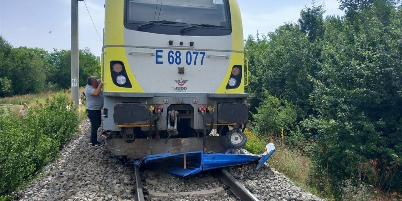 Kütahya'da hemzemin geçitte trenin çarptığı çapa makinesindeki kişi öldü