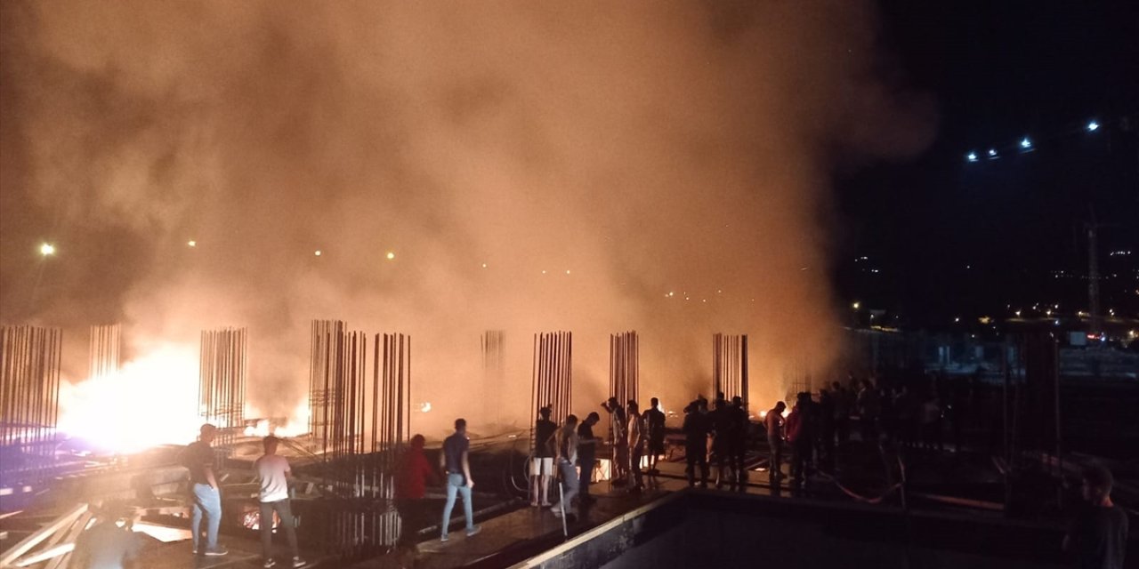 Şırnak'ta hastane inşaatının depo kısmında çıkan yangın söndürüldü