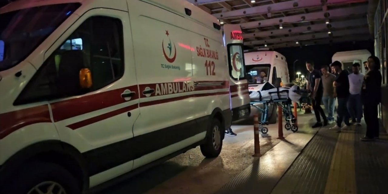 Çorum'da devrilen hafif ticari araçtaki 7 kişi yaralandı