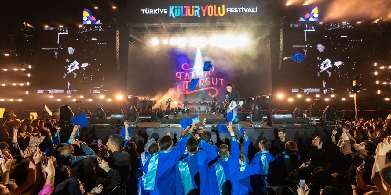 Şarkıcı Fatma Turgut, Van Kültür Yolu Festivali kapsamında konser verdi