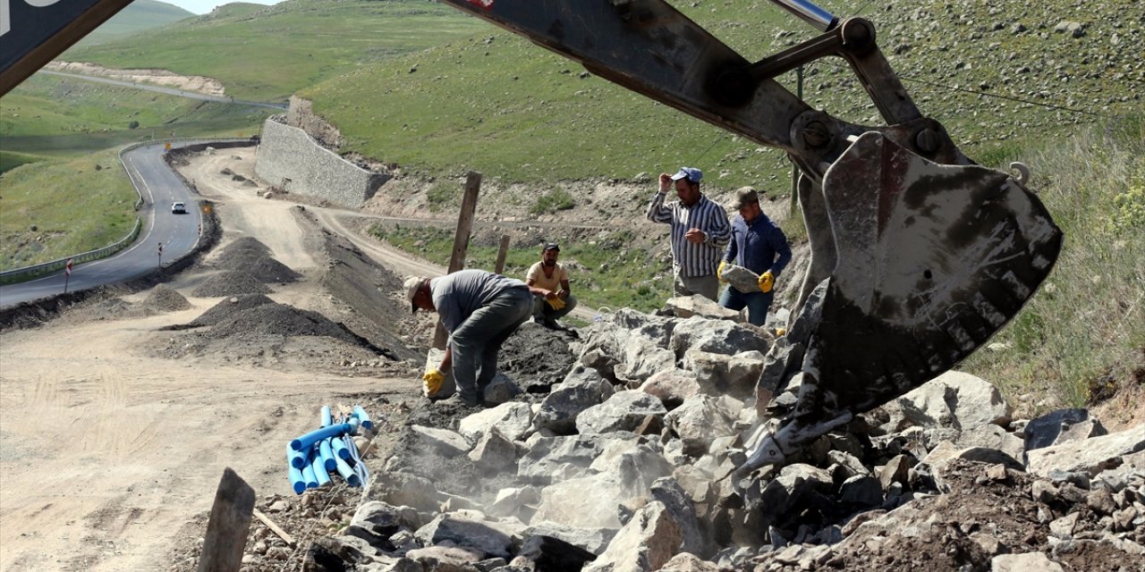 Ardahan'da güvenli ulaşım için bölünmüş yollar yapılıyor, heyelan duvarları örülüyor