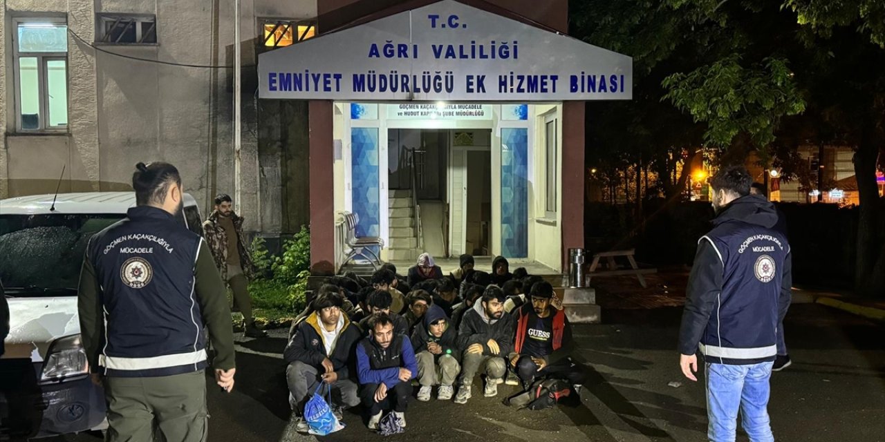 Ağrı'da tırın dorsesinde 32 düzensiz göçmen yakalandı