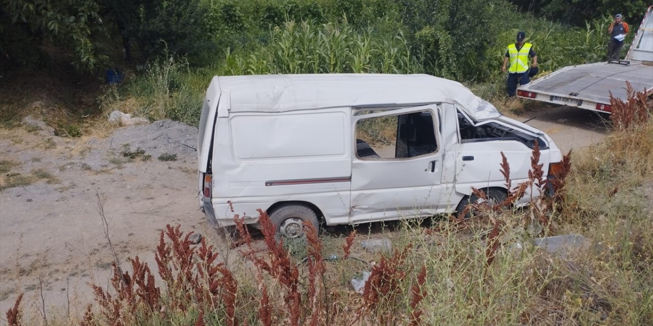 Afyonkarahisar'da kamyonet şarampole devrildi, 5 kişi yaralandı