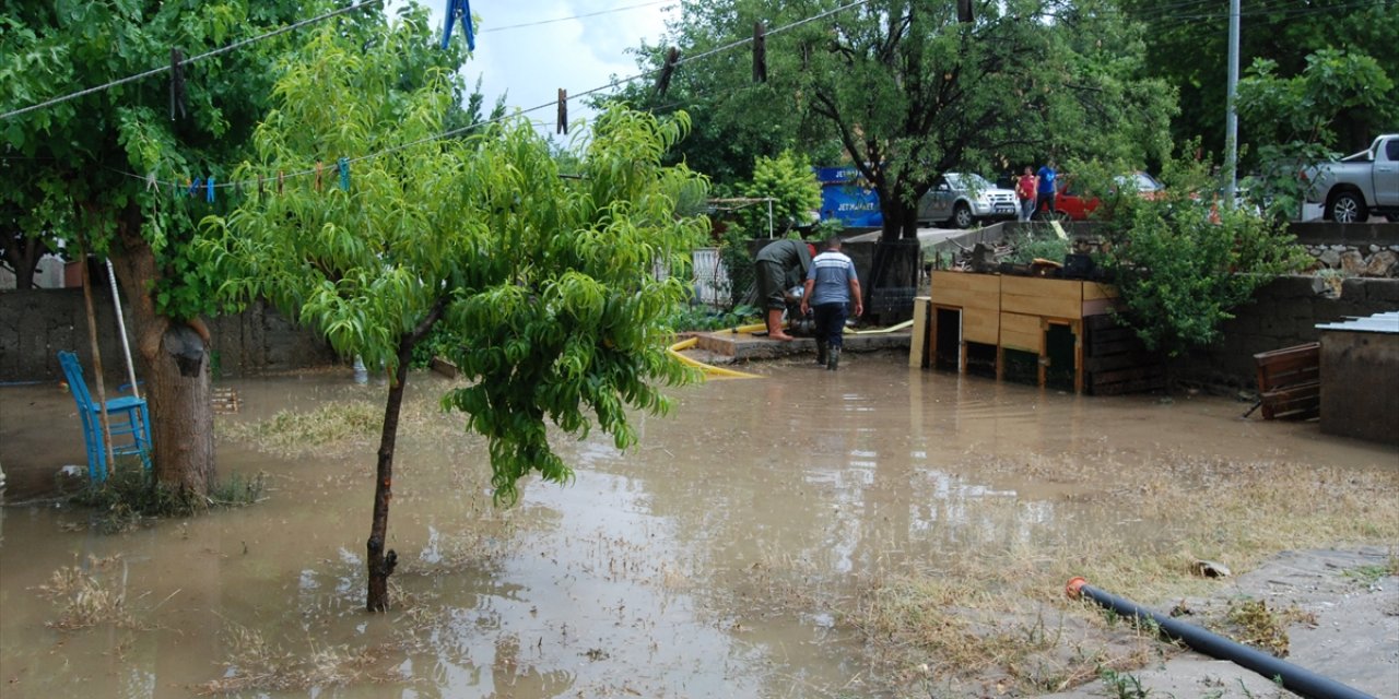 Çanakkale'de sağanak su baskınlarına neden oldu