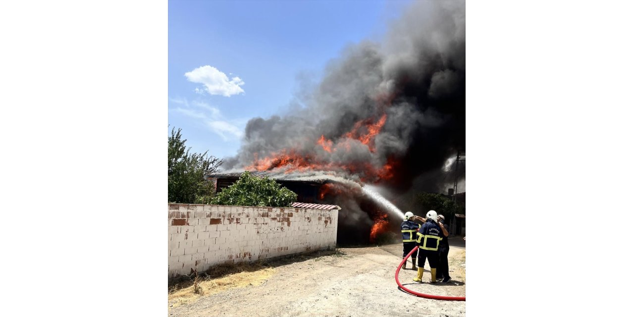 Sinop'ta çıkan yangında 6 ev yandı