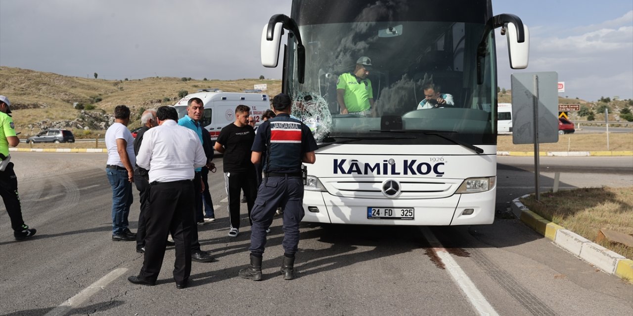 Sivas'ta yolcu otobüsünün çarptığı kişi öldü