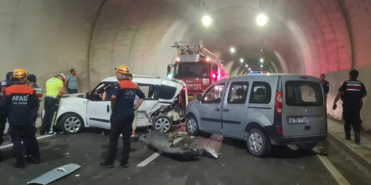 Sivas'ta tünel içinde araçlar çarpıştı 2 kişi yaralandı